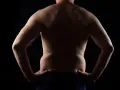 Espalda de hombre con manos en la cintura, mostrando su figura. ¿Será el resultado de un ayuno 72 horas?