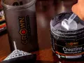 Un corredor prepara su batido con creatina monohidratada Crown Sport Nutrition para potenciar su rendimiento.