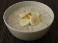Un tazón de avena cremosa con rodajas de plátano y miel. Dicen que la papilla engorda a los adultos, pero esta parece deliciosa.
