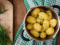 Patatas cocidas con eneldo en una olla, listas para disfrutar. Un plato sencillo y nutritivo, con pocas kcal patata cocida.