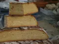 Rebanadas de pan de maíz apiladas. ¡Cuidado, el pan de maíz engorda!