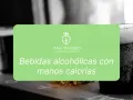 Vasos de cerveza con espuma y el texto "Bebidas alcohólicas con menos calorías".