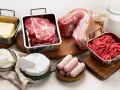 Carne, mantequilla, queso, salchichas y leche. Ingredientes para una dieta carnivora beneficios.