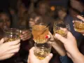 Un brindis con vasos de alcohol. ¿Será que la creatina y el alcohol son compatibles?