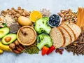 Variedad de alimentos saludables: plátanos, aguacates, brócoli, bayas, cereales integrales, legumbres y más, todos son alimentos mas nutritivos.