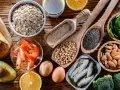 Variedad de alimentos con calcio: avena, leche, queso, camarones, huevos, almendras, sardinas, brócoli, espinacas, semillas de chía y sésamo.