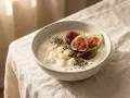 Un tazón de kéfir cremoso con higos frescos y semillas. El kéfir engorda por la noche, ¡un desayuno perfecto!
