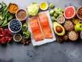 Salmón, aguacate, arándanos, nueces y semillas, fuentes de omega 3 y 6, junto a verduras y frutas frescas.