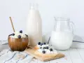 Desayuno saludable: requesón con arándanos, pan y leche. La caseína es una proteína láctea.