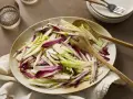Ensalada de endivias y radicchio, con sus hojas moradas y blancas, lista para servir. ¡Qué pena que la endivia es muy mala!
