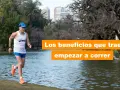 Hombre corriendo junto a un lago, disfrutando de los beneficios que trae empezar a correr.
