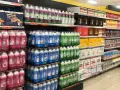 Estanterías llenas de leche desnatada y entera, incluyendo leche a2 mercadona. Variedad de formatos y marcas.