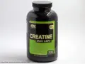 Bote de creatina en cápsulas, un suplemento alimenticio. La creatina en adolescentes es un tema de debate.
