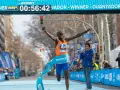 Ganador cruza la meta de la media maratón con los brazos en alto. ¡Un tiempo espectacular de 00:56:42!