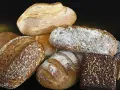 Variedad de panes artesanales, algunos con semillas. ¿Cuál es el pan más sano? Los integrales y con semillas suelen ser la mejor opción.
