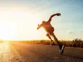 Corredor en una carretera al atardecer, experimentando lo que es un tempo run: un esfuerzo sostenido y desafiante.