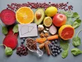Una variedad de alimentos buenos para el hígado: remolacha, naranja, aguacate, limón, manzana, pomelo, espinacas, arándanos, café, canela, zanahoria, ajo, cebolla y nueces.