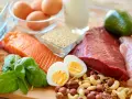 Alimentos con creatina: salmón, carne roja, huevos, pollo, espinacas, frutos secos y quinoa.