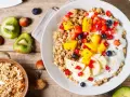Un delicioso desayuno proteico para adelgazar con yogur, granola, frutas y frutos secos.