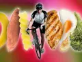 Ciclista en acción, rodeado de alimentos que representan el ciclado de carbohidratos: plátano, batata, pasta, pollo, huevo y brócoli.