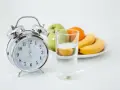 Reloj y vaso de agua, listos para un ayuno prolongado. ¿Qué tomar? Solo agua.