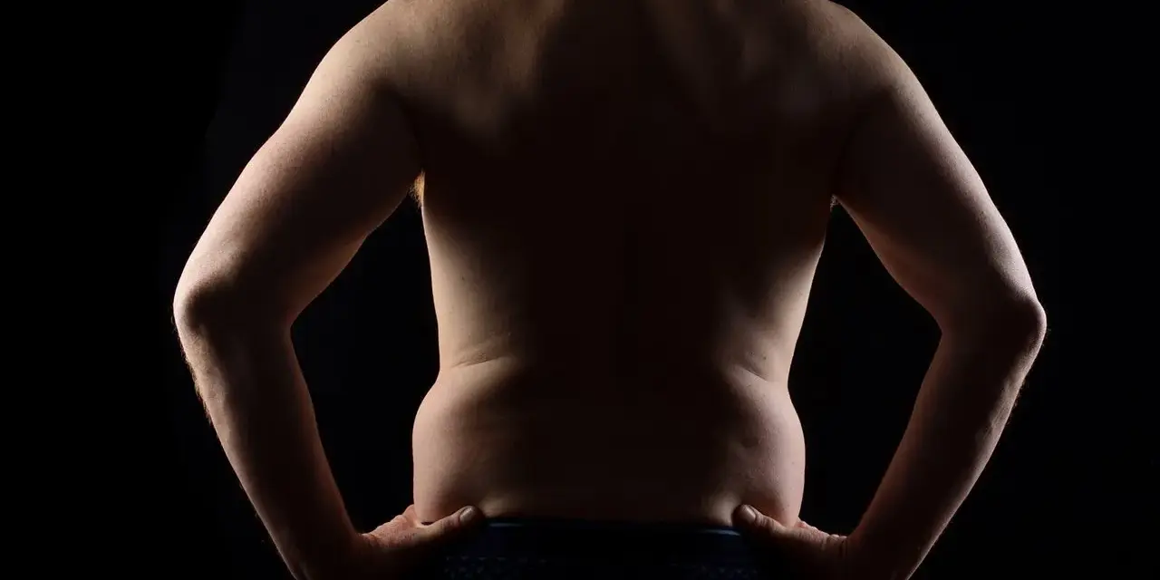 Espalda de hombre con manos en la cintura, mostrando su figura. ¿Será el resultado de un ayuno 72 horas?