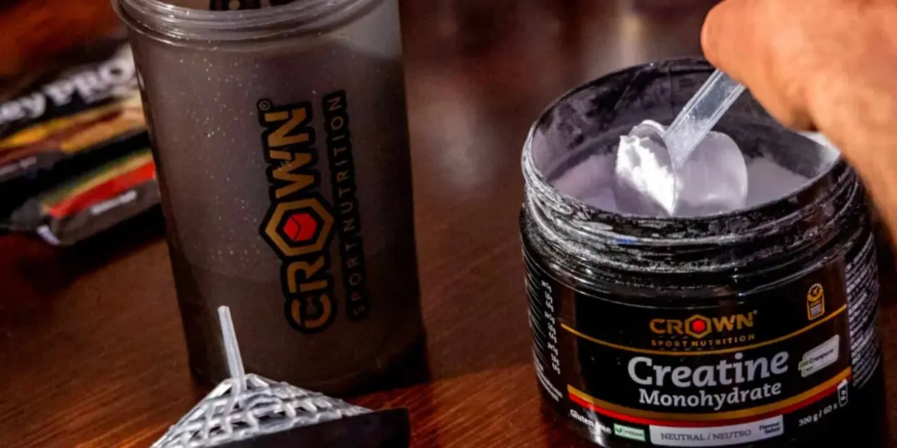 Un corredor prepara su batido con creatina monohidratada Crown Sport Nutrition para potenciar su rendimiento.