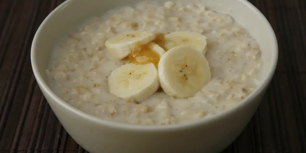 Un tazón de avena cremosa con rodajas de plátano y miel. Dicen que la papilla engorda a los adultos, pero esta parece deliciosa.