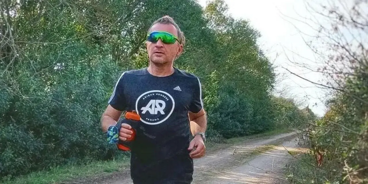 Hombre corriendo en un camino rural, con un bidón de agua en la mano. El antes y después de su entrenamiento.