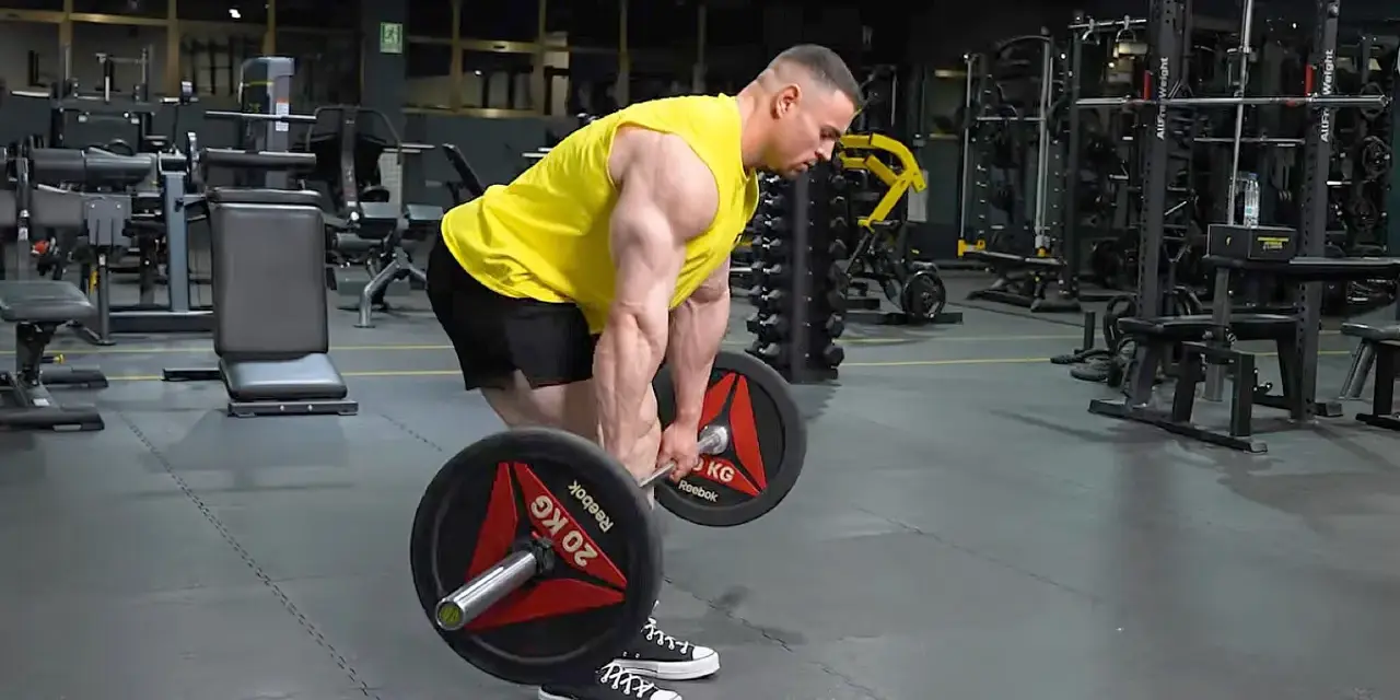 Josema beast levanta una barra con pesas en un gimnasio.