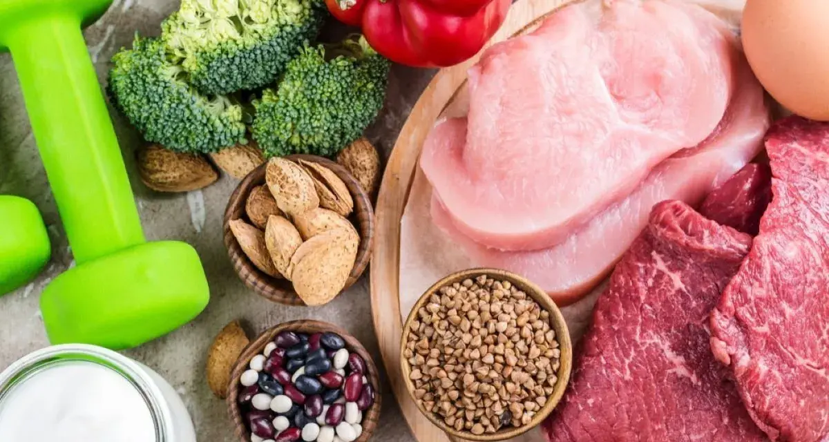 Alimentos para una dieta para ganar masa muscular y definir: pesas, brócoli, pimientos, carnes, huevos, yogur, almendras y legumbres.