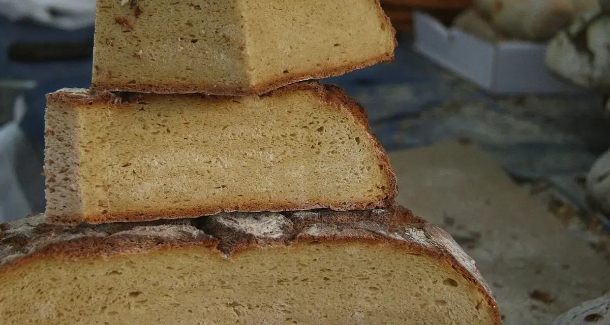 Rebanadas de pan de maíz apiladas. ¡Cuidado, el pan de maíz engorda!