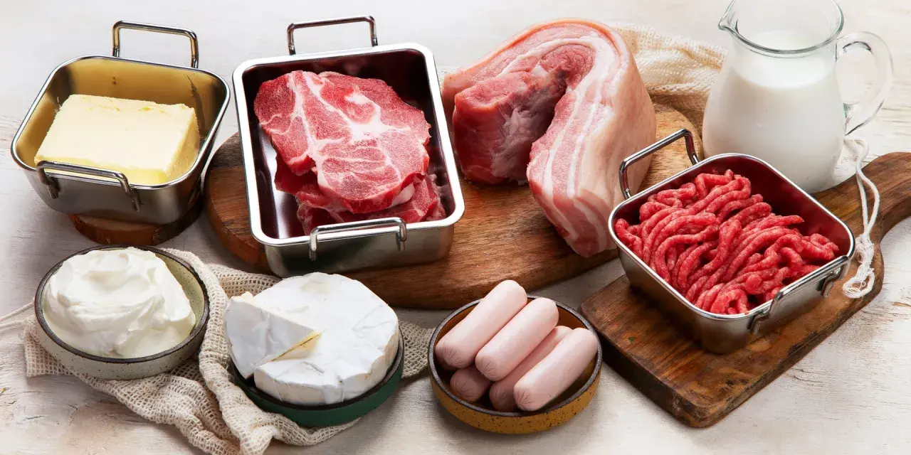 Carne, mantequilla, queso, salchichas y leche. Ingredientes para una dieta carnivora beneficios.