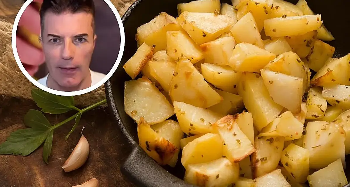 Un hombre mira patatas asadas. El índice glucémico de la patata cocida es un tema de interés.