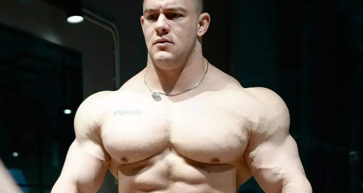 Joan Pradells, un culturista con músculos definidos, luce su físico en un gimnasio.