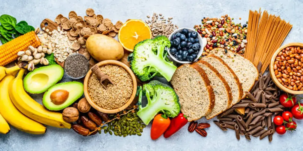 Variedad de alimentos saludables: plátanos, aguacates, brócoli, bayas, cereales integrales, legumbres y más, todos son alimentos mas nutritivos.
