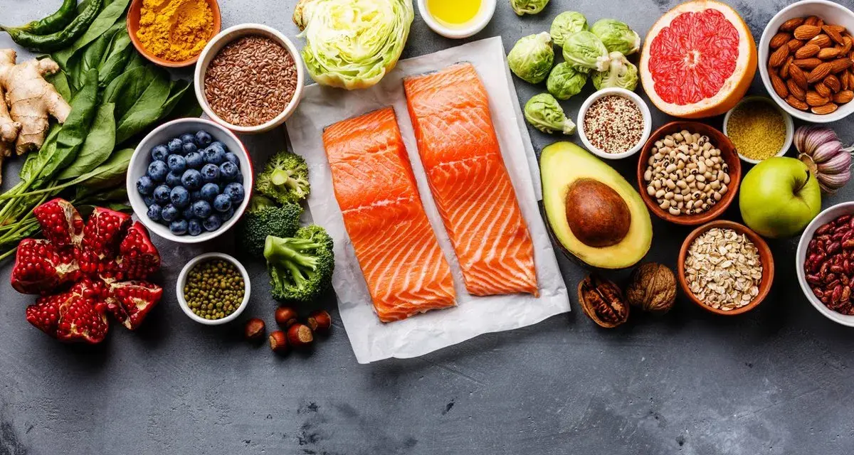 Salmón, aguacate, arándanos, nueces y semillas, fuentes de omega 3 y 6, junto a verduras y frutas frescas.