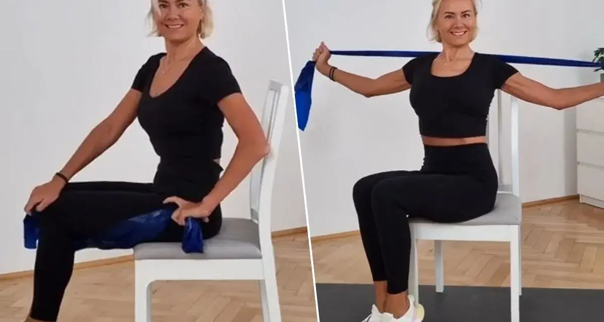 Mujer rubia realiza ejercicios en silla con banda elástica para tonificar brazos y piernas.