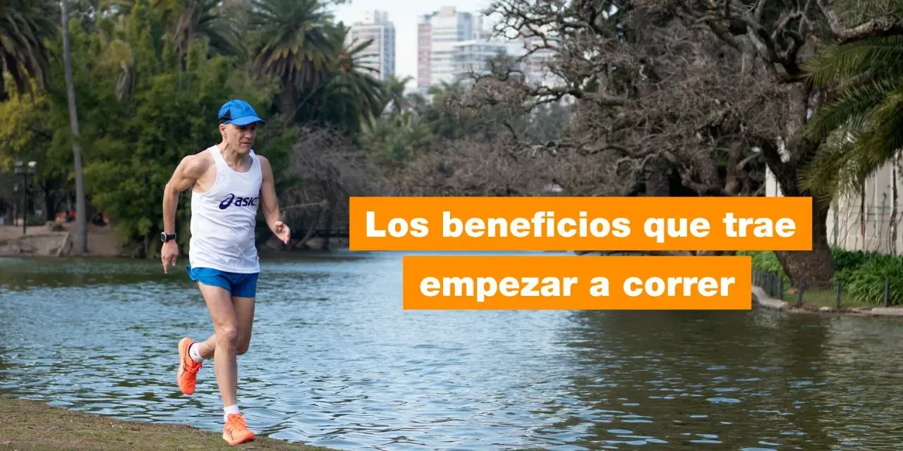 Hombre corriendo junto a un lago, disfrutando de los beneficios que trae empezar a correr.