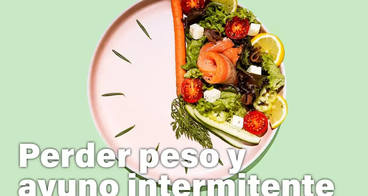 Plato con ensalada y salmón, simulando un reloj. Texto: "Perder peso y ayuno intermitente".