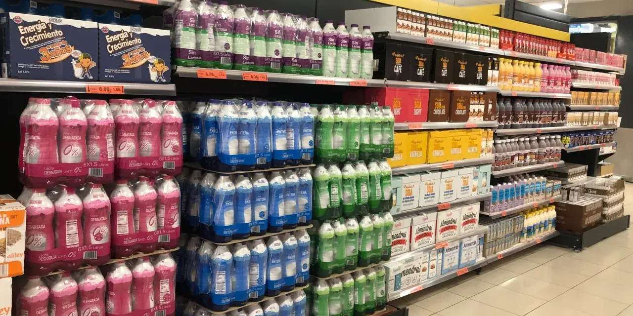 Estanterías llenas de leche desnatada y entera, incluyendo leche a2 mercadona. Variedad de formatos y marcas.