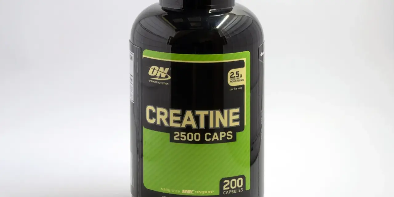 Bote de creatina en cápsulas, un suplemento alimenticio. La creatina en adolescentes es un tema de debate.