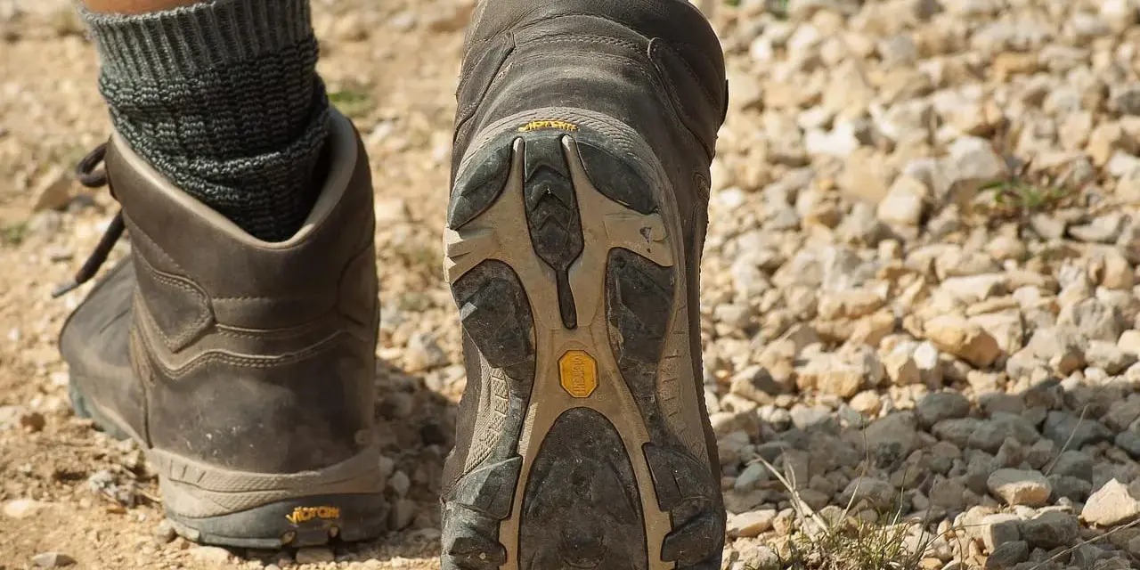Botas de montaña con suela Vibram, perfectas como calzado para hacer el Camino de Santiago.