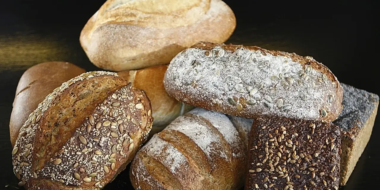 Variedad de panes artesanales, algunos con semillas. ¿Cuál es el pan más sano? Los integrales y con semillas suelen ser la mejor opción.