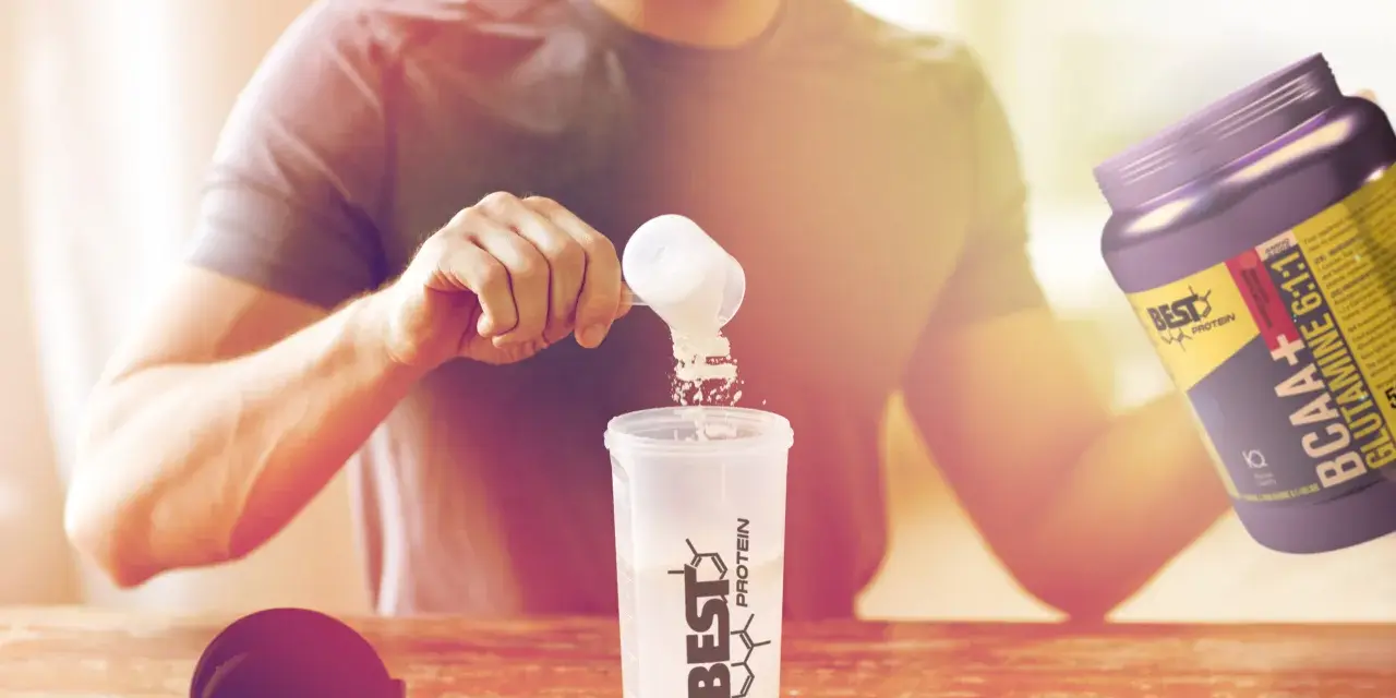 Hombre preparando su batido post-entreno. Es bueno tomar BCAA para la recuperación muscular.