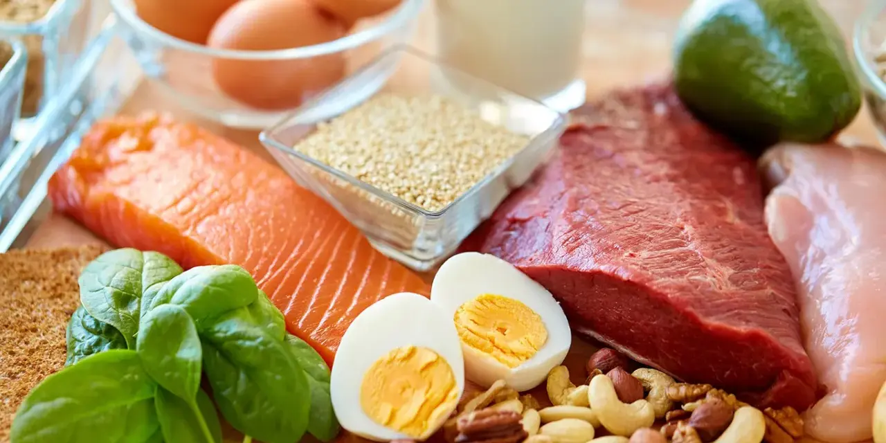 Alimentos con creatina: salmón, carne roja, huevos, pollo, espinacas, frutos secos y quinoa.