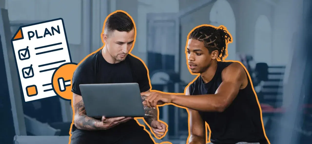 Entrenador y cliente revisan un programa de entrenamiento en una laptop. Un icono de lista de tareas pendientes con "PLAN" destaca.
