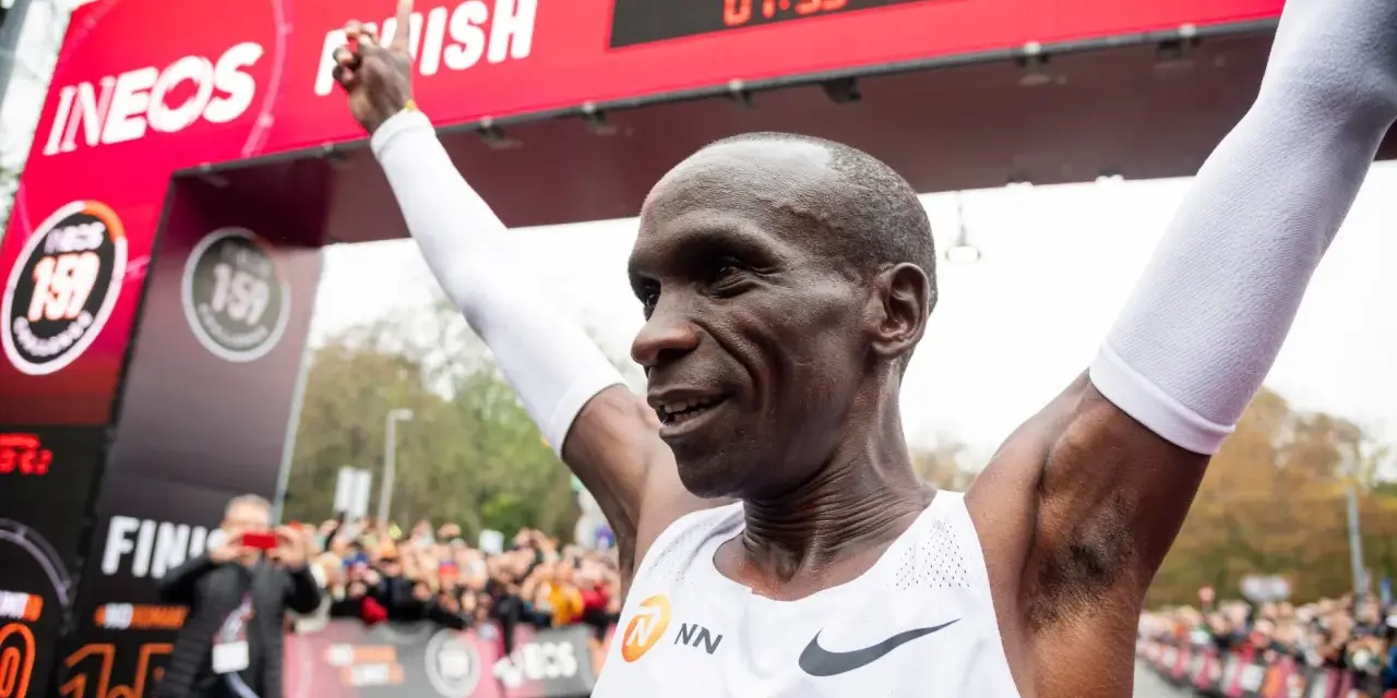 Eliud Kipchoge celebra su récord mundial en maratón, cruzando la meta en 1:59:40.2.