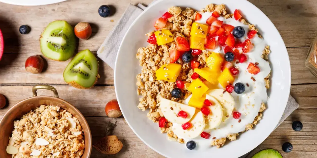 Un delicioso desayuno proteico para adelgazar con yogur, granola, frutas y frutos secos.