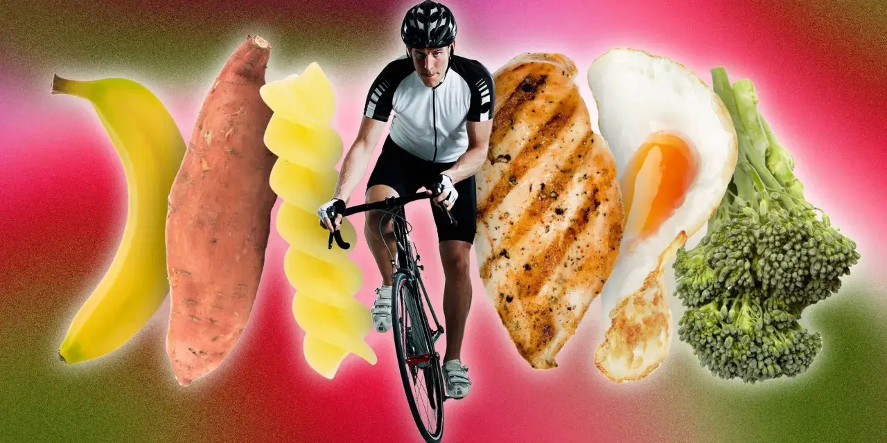 Ciclista en acción, rodeado de alimentos que representan el ciclado de carbohidratos: plátano, batata, pasta, pollo, huevo y brócoli.